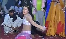 Πακιστανές γυναίκες χορεύουν αισθησιακά γυμνές