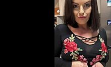 Moden Mistress med kort hår i POV hjemmelavet video