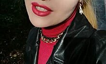 Bicara seksi dan lipstik merah pada seorang pirang yang cantik di depan umum
