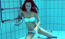 Video HD di Nata Szilvas, una giovane ungherese arrapata, che nutre un feticismo per il porno subacqueo