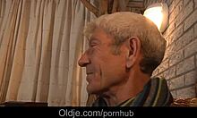 En ældre mand og en ung massør engagerer sig i intim seksuel aktivitet