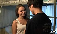 Adolescente experimenta sexo hardcore em HD pela primeira vez