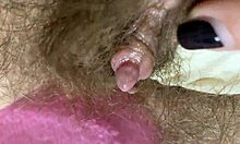 Екстремна близка снимка на голяма вагина на клитора, която се търка и изсмуква