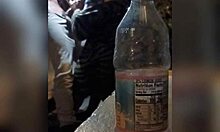 Una donna fa una boccaccia nel video porno fatto in casa di Gaktrizzys usando una bottiglia
