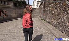 Melanie, een Franse slet, laat haar strakke kontje strekken voor de treinrit