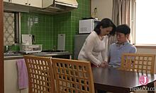 日本继母 Fumie Akiyama 通过用手指和让她的朋友射精