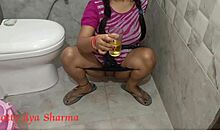 Indyjska babcia jest lizana i ruchana w toalecie publicznym