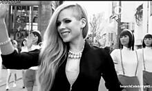 Avril Lavignes felső nélküli videója hírességek meztelen és nagy mellekkel