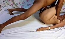 印度妻子在传教士姿势中与紧的股和痛苦的性行为 - bengalixxxcouple
