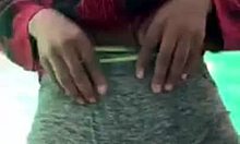 Video casero de un adolescente estimulando el clítoris y el dedo gordo del pie