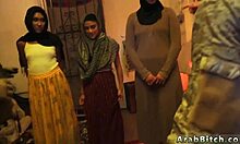 Mala arapska maćeha i njeni drugari u kućnom seks snimku