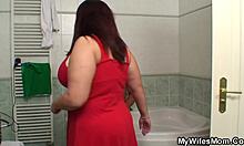 Бринета девојка ужива у куци свог дечка у купатилу